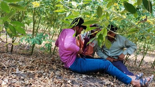 Trio indien gay - trois étudiantes se baisent dans un champ de fleurs pendant leur pause de l’après-midi - film gay