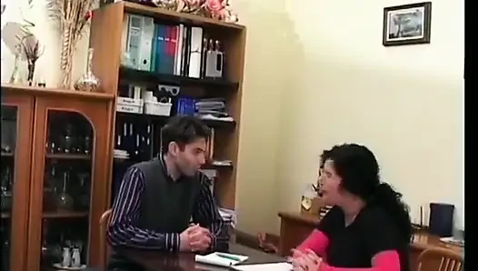 Doğal memeli ve siyah çoraplı olgun sürtük derinden sikişiyor