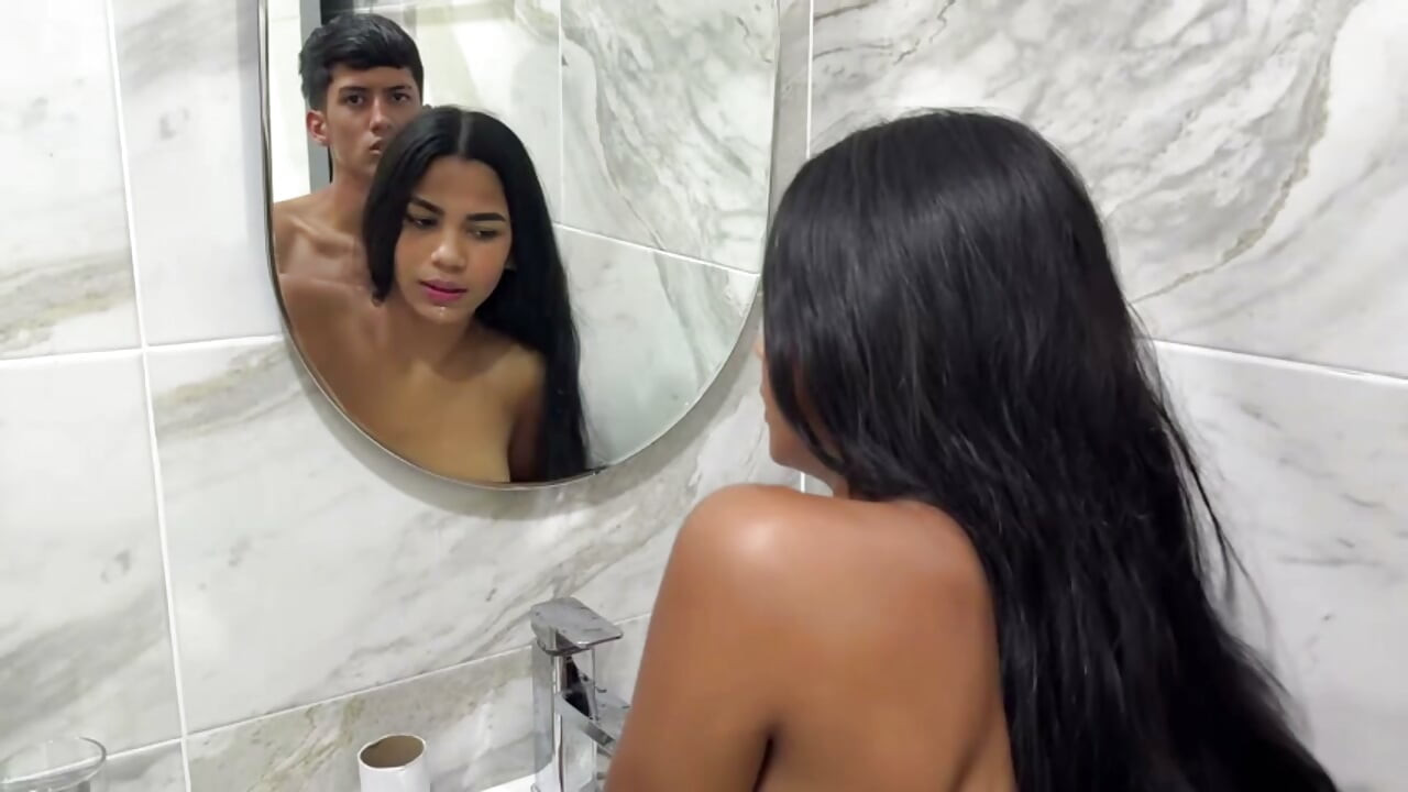 Viciadinha no sexo desafia o meio-irmão que a faz gozar e lhe dá uma grande surpresa