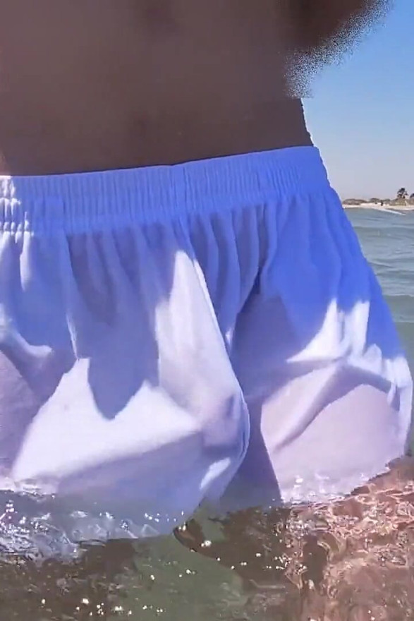 ビーチでみんな、ショートパンツで濡れるとパニックになる