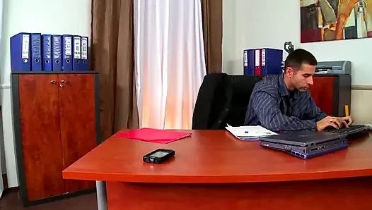 Sekretaris rambut pirang ini dientot habis-habisan di meja kantor