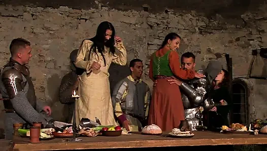 Zwei heiße schätzchen in majestätischer orgie