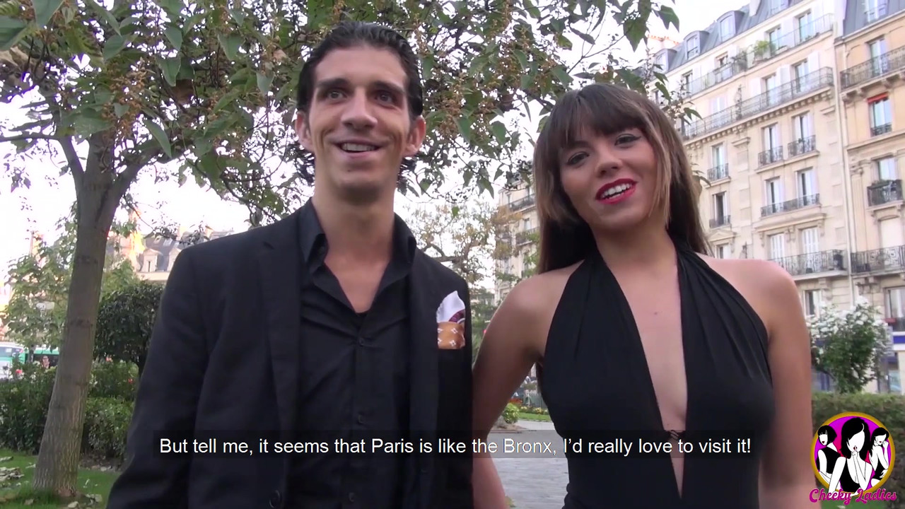 令人惊叹的黑发少女在森林里玩3P