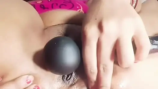 Arschloch vergrößert, indem sie dildo setzt, indem desi bhabhi hindi audio anal masturbation, arsch-masturbation