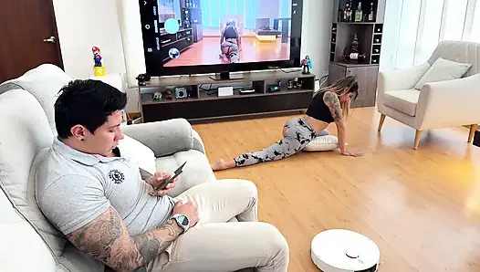 WTF? Üvey baba robot elektrikli süpürgeyi kullandı, böylece üvey kızı dildoya oturabilir!