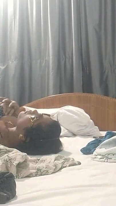 可爱的泰米尔名人女演员被色情导演性交，各种角度偷拍 | 短片 2