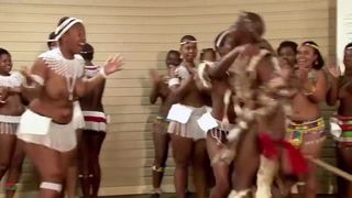 Chicas zulúes en topless con grandes traseros y tetas se ven felices