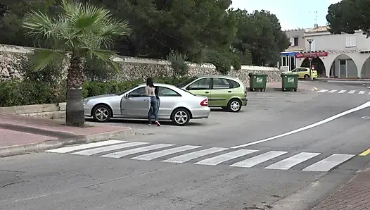 Hatun arabada mastürbasyon yapıyor sonra emiyor ve büyük bir yarağa biniyor