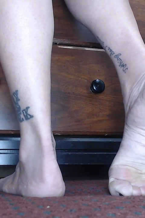 Tip toe toe pointing high arch feet
