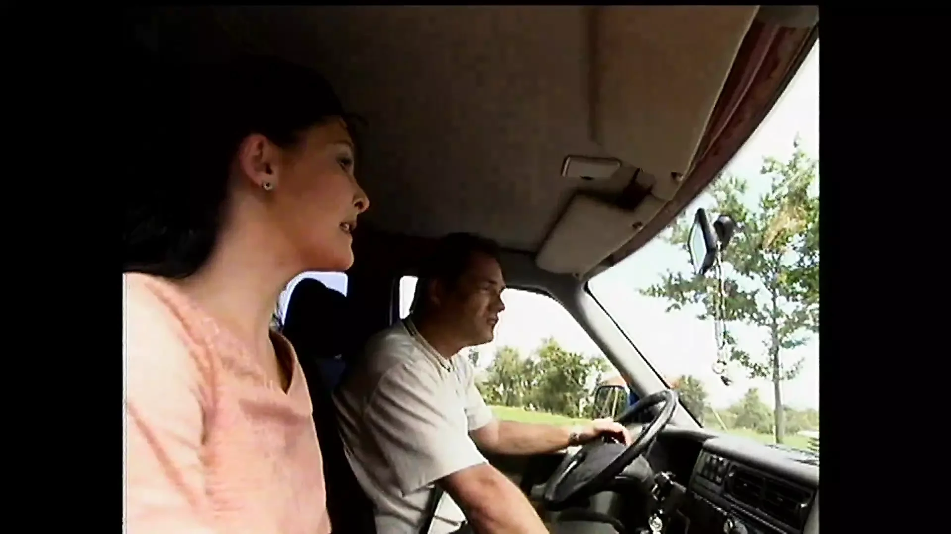 Hermosa morena follada en el coche