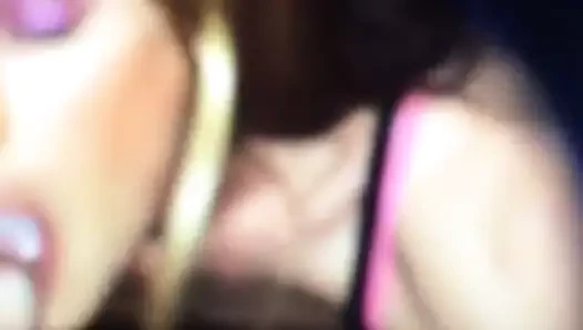 Kadın kılıklı lisa yarak emiyor