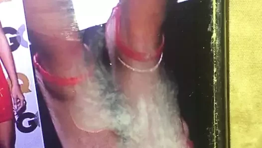 Rihanna'nın seksi ayaklarına büyük boşalma