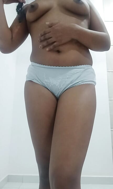 보지를 핑거링하는 발정난 밀프