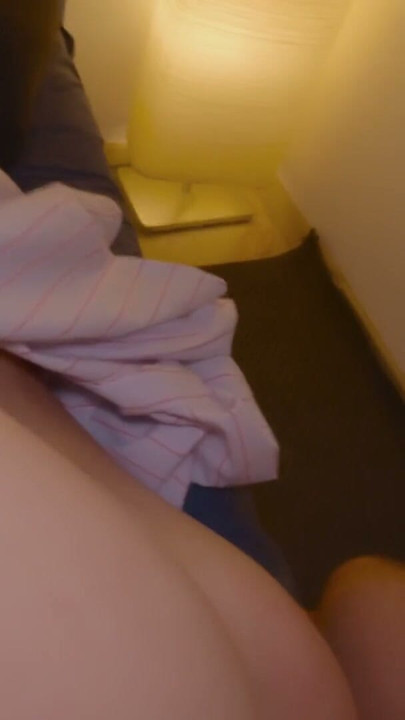 Madrastra e hijastro comparten cama. Tengo la pija en su boca y sabe que ahora le voy a empezar a coger el concha | Clip 1