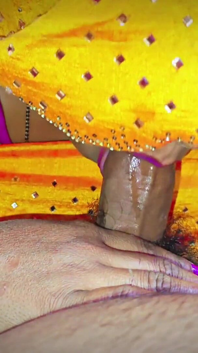 Ikoniskt ögonblick från "Desi by bhabhi sperma i munnen och hårt sugande"