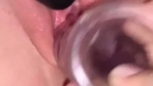 Creamydixielove bermain dengan krim vagina dengan vibrator dan dildo peregangan vagina kecil yang ketat
