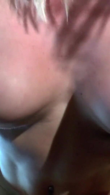 Moment epic de la "vedeta porno germană Conny Dachs fute o mamă sexy țâțoasă în turneul de acasă"