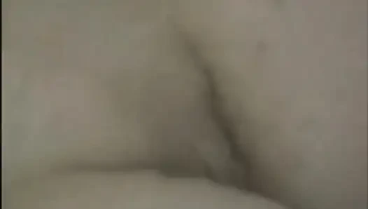 Чувак снимает на видео свою подругу