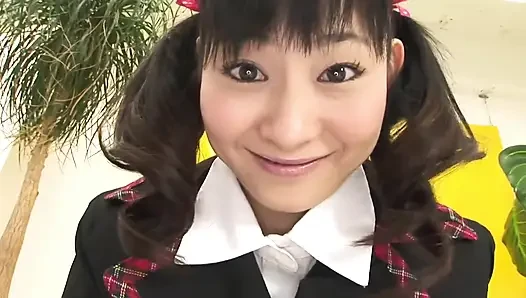 Memek berbulu gadis remaja Jepang dicukur sama dua pria sange