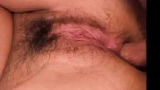 Büyük yarak sıkı amcığını sikerken seksi orta yaşlı seksi kadın bacaklarını açıyor