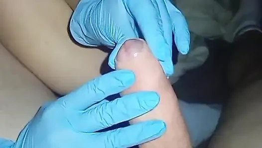Sanfte Massage mit sterilen Handschuhen, es wird so gemacht, wie er möchte