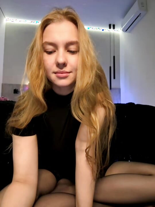 Cikgu menggoncang dan menggesel pepeknya dengan cermin mata