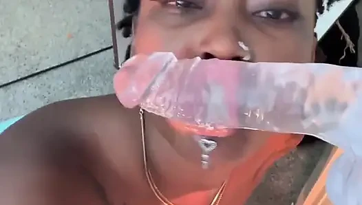 Zenci kadın dildo sakso çekiyor