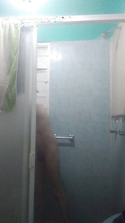 Masturbando antes de ir ao chuveiro.