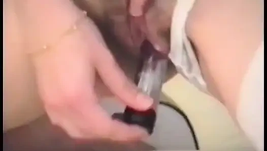 Geile süße mag es, einen dildo in ihre enge muschi zu schieben