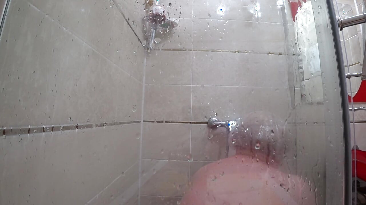 La caméra regarde une MILF pulpeuse mature sous la douche. Un gros cul magnifique, de gros seins naturels, une chatte poilue. PAWG.