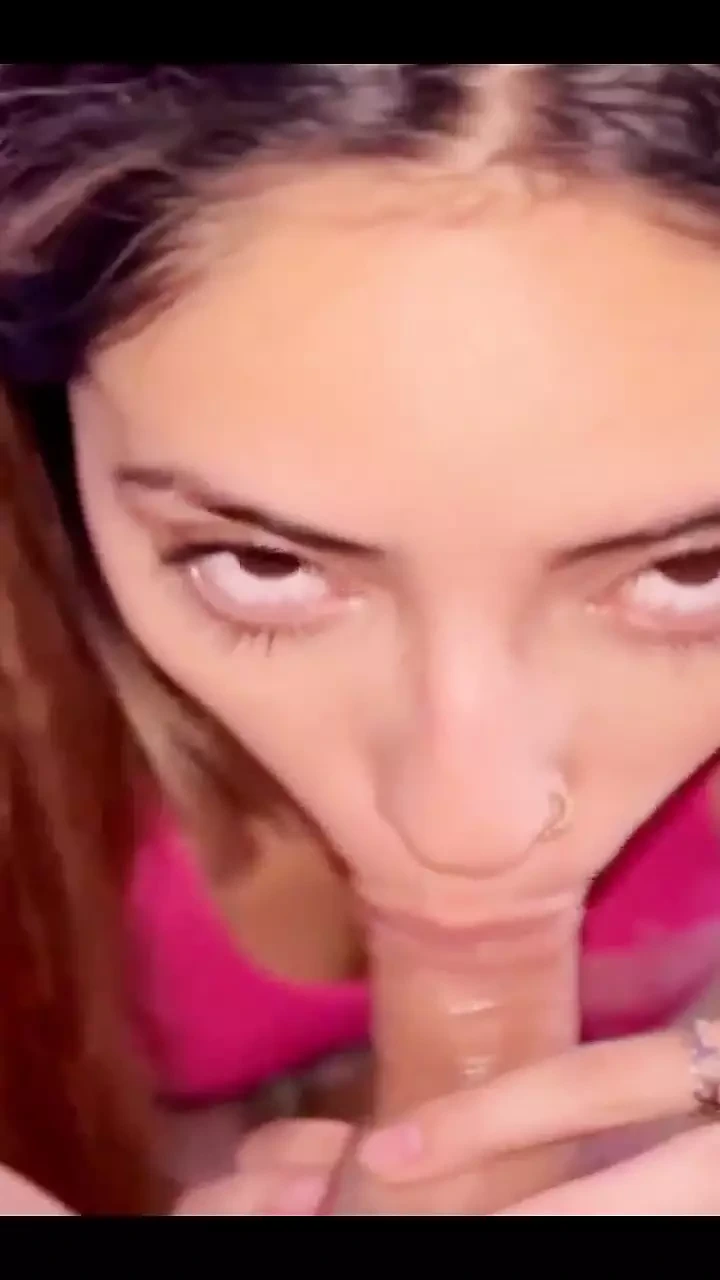 看了一些电影后，我的朋友坚持要吞下我的精液