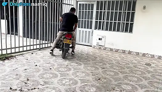 Сексуальный агент недвижимости приходит ко мне домой, и я трахаю его