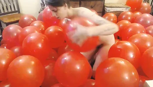Bundel besar balon merah telanjang