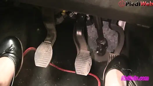 Nyllady'nin siyah bale dairelerinde ve çıplak sheer külotlu çorapla canlanması