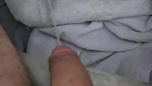 Yalnız erkek işiyor ve boşalıyor