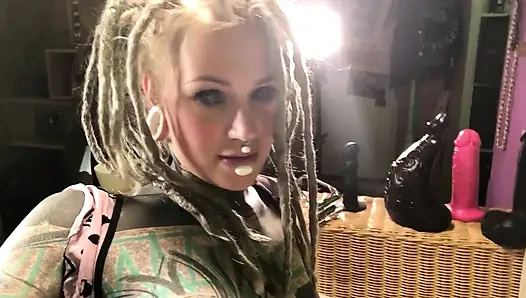 Azgın alternatif dövmeli kız seks oyuncaklarını göt tıkacıyla gösteriyor