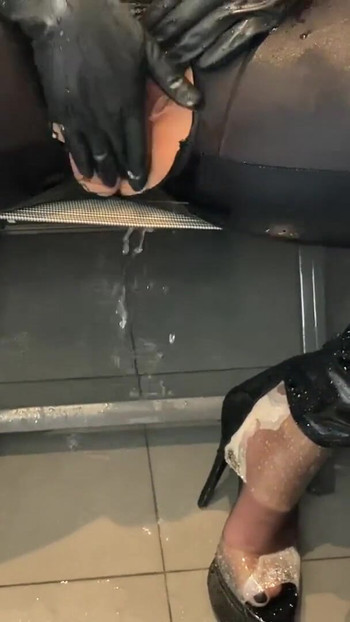 Detik kuat dari "Mandi melancap dan kencing dalam bingkap dan but PVC"