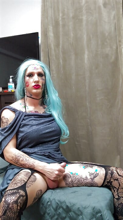 Extreem hete getatoeide femboy aftrekken