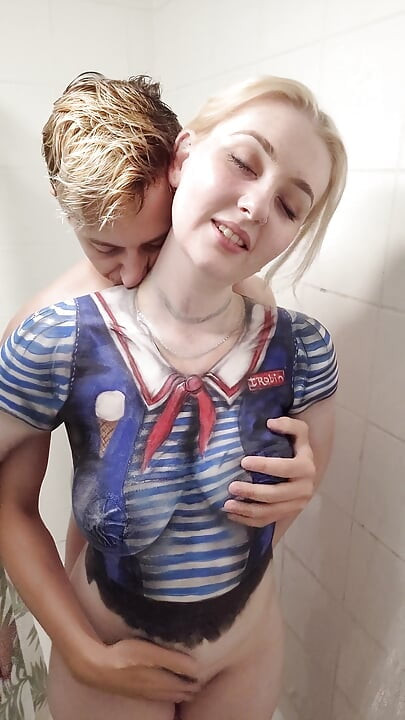 קוספליי רובין הסרת צבע גוף וזיון במקלחת