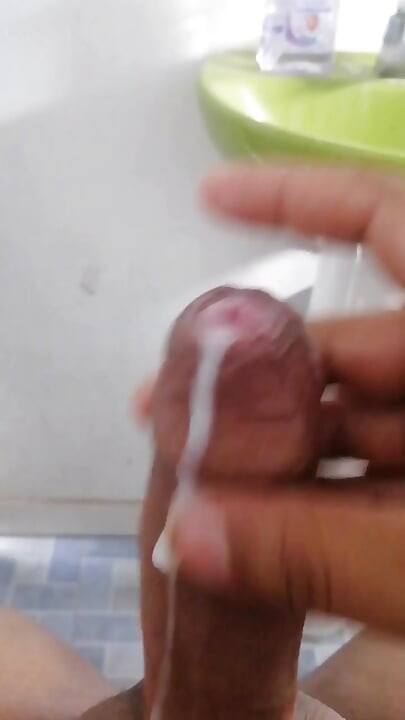 イくまで自慰を続けています