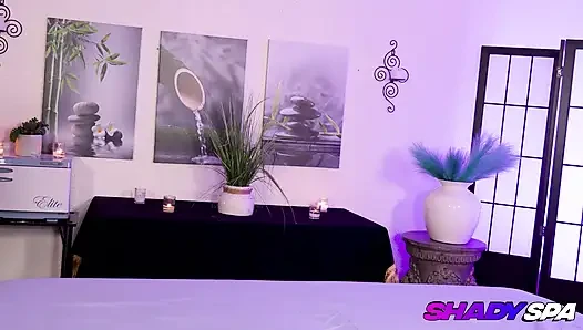 Shadyspa- Serena Sterling'in yağlı spa gırtlağına kadar alıyor ve amcık sikişi