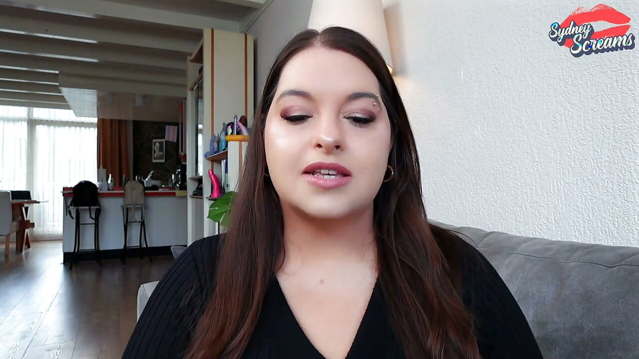 Stepmommy Gives You Kissing Lessons