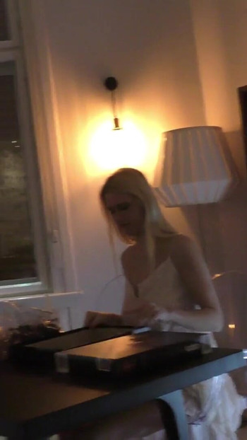 Moment uimitor de la "Sexy sexy toate naturale țâțe mari soție blondă fără chiloți în baie și sufragerie plictisindu-se"