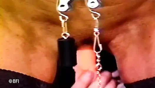 Игра со страданиями киски