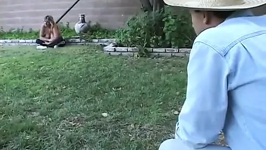 Lustvolles klobiges schätzchen mit massiven titten bekommt ihre enge muschi auf der couch geknallt