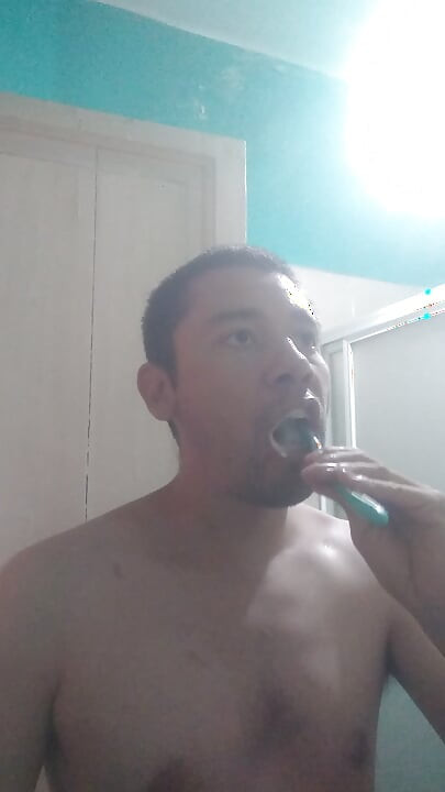 Apne nange dhar se apna chehra dhona