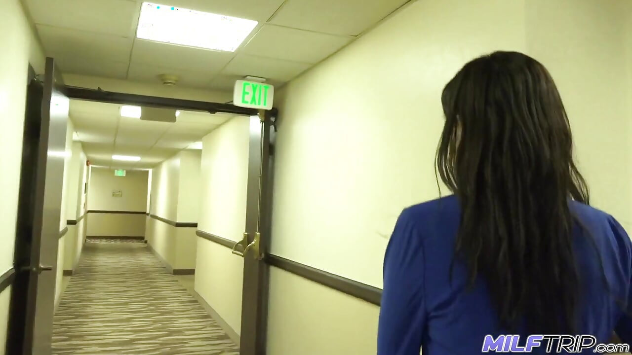 Geile milf zakenvrouw Alana Cruise neukt een vreemde op een hotelconferentie