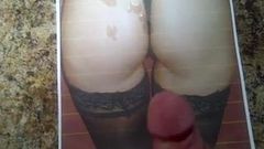 Masturbandosi e sborrando su una foto di un culo sexy