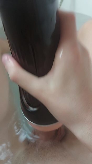 Femboy pieprzy kieszonkową cipkę w wannie