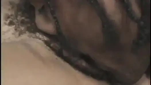Genç kız büyük yaraklı adama sakso çekiyor